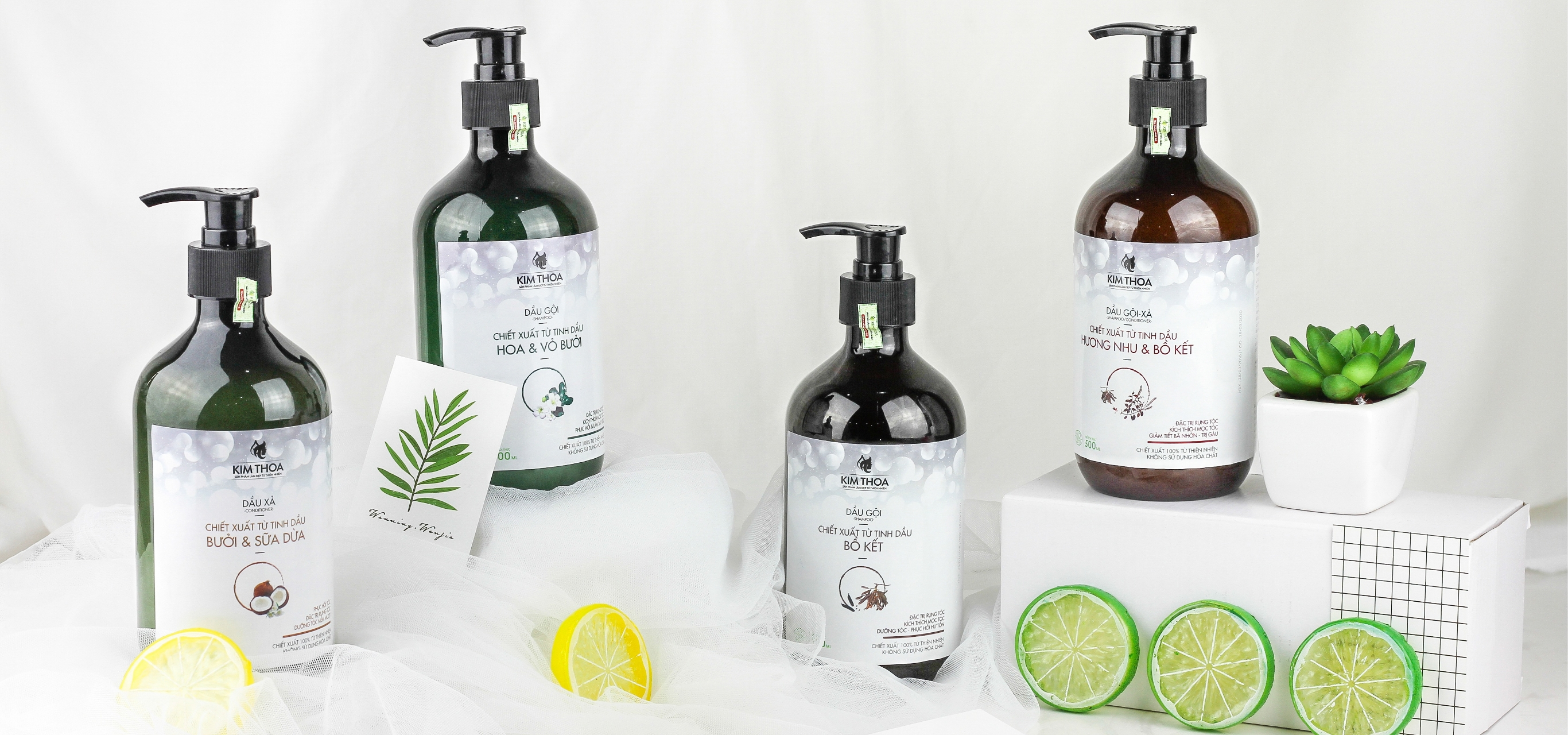 シャンプーボトルが４本おかれており、レモンの輪切りや観葉植物が飾り付けられさわやかな印象を与えている。